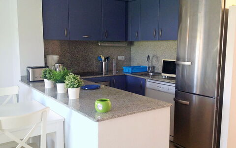 Michele: Cabinetry, Countertop, Møbel, Køkkenvask, Håndvask, Bord, Plante, Bygning, Stol, Komfur