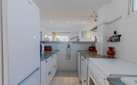Nautica: Cabinetry, Countertop, Møbel, Køkken, Håndvask, Indretning, Bygning, Gulvbelægning, Skuffe, Etage