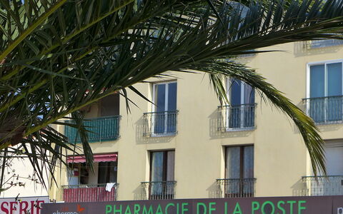 Le Rabelais: Vindue, Bygning, Arecales, Kvarter, Ejendom, Facade, Terrestrisk Plant, Urban Design, Blandet Brug, Skygge