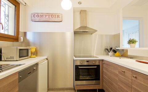 Le Rabelais: Countertop, Cabinetry, Ejendom, Bygning, Vindue, Køkken, Komfur, Køkken Apparat, Træ, Gulvbelægning