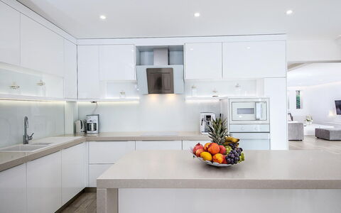 Prestige: Cabinetry, Countertop, Håndvask, Køkkenvask, Køkken, Indretning, Tap, Køkken Apparat, Etage, Træ