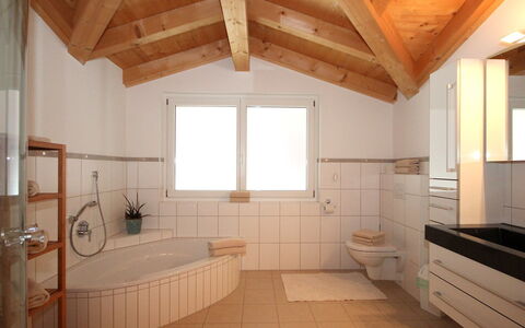 Linnehan: Badekar, Bygning, Vindue, Badeværelse, Cabinetry, Sanitærarmatur, Indretning, Træ, Arkitektur