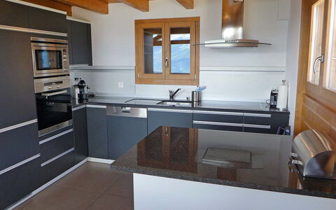 La Truffe: Countertop, Tap, Cabinetry, Køkkenvask, Møbel, Håndvask, Sanitærarmatur, Bygning, Køkken, Vindue