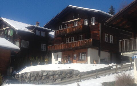 Chalet Almisräba: Himmel, Bygning, Vindue, Sne, Hældning, Hus, Plante, Træ, Sidespor, Facade