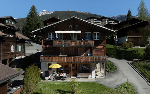 Chalet Almisräba: Bygning, Vindue, Hus, Hjem, Altan, Sommerhus, Bjergkæde, Hældning, Veranda, Sidespor