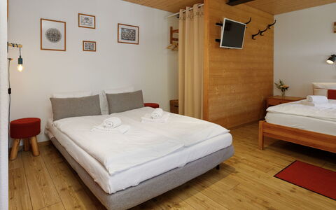 Chalet Almisräba: Indretning, Møbel, Gulvbelægning, Væg, Etage, Træ, Seng, Soveværelse, Værelse, Loft