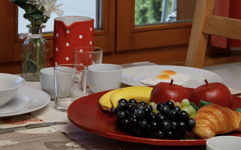 Chalet Almisräba: Bordservice, Serveware, Møbel, Tallerkner, Bord, Frugt, Mad, Drinkware, Plade, Dug