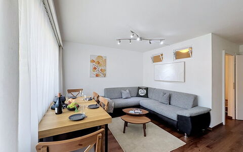 Viktoria a: Møbel, Indretning, Gulvbelægning, Couch, Etage, Væg, Værelse, Træ, Loft, Stue