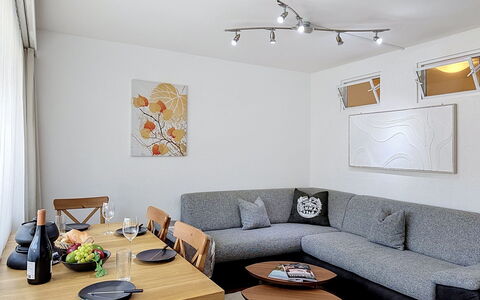 Viktoria a: Møbel, Indretning, Couch, Væg, Gulvbelægning, Etage, Træ, Bord, Stue, Værelse