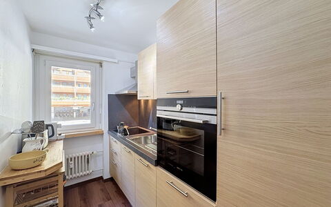 Viktoria a: Køkken Apparat, Køkken, Countertop, Større Bandage, Cabinetry, Træ, Gulvbelægning, Indretning, Husholdningsapparat, Etage