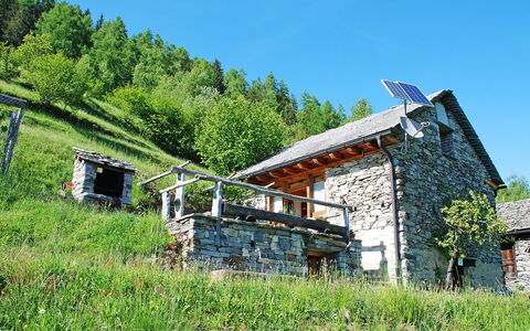 Rustico Pamela: Plante, Himmel, Naturlige Landskab, Træ, Land Lot, Bygning, Hældning, Træ, Sommerhus, Græs-