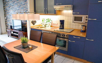 Witthuus-Borkum 495.1: Cabinetry, Bord, Countertop, Møbel, Komfur, Køkken, Køkken Apparat, Gaskomfur, Indretning, Gulvbelægning