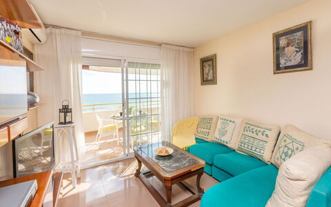 Front Beach: Ejendom, Møbel, Couch, Bord, Azure, Stue, Komfort, Indretning, Etage, Studio Couch