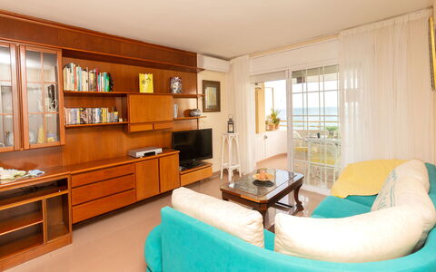 Front Beach: Cabinetry, Ejendom, Countertop, Møbel, Bord, Skuffe, Hylde, Komfort, Indretning, Kommode