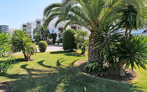 Sicilia: Himmel, Sky, Vand, Bygning, Plante, Azure, Træ, Svømmepøl, Ejerlejlighed, Skygge