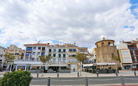 Cambrils Port: Sky, Himmel, Bygning, Plante, Vindue, Urban Design, Vejbelægning, Færdselsåre, Facade, Hus