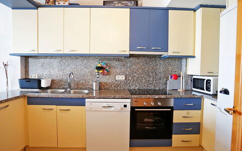 Cambrils Port: Countertop, Cabinetry, Tap, Køkkenvask, Ejendom, Håndvask, Møbel, Komfur, Køkken Apparat, Bygning