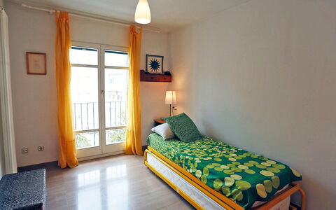 Cambrils Port: Møbel, Ejendom, Vindue, Bygning, Komfort, Træ, Bed Frame, Skygge, Dør