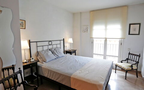 Cambrils Port: Møbel, Ejendom, Bygning, Komfort, Azure, Træ, Bed Frame, Dør, Belysning