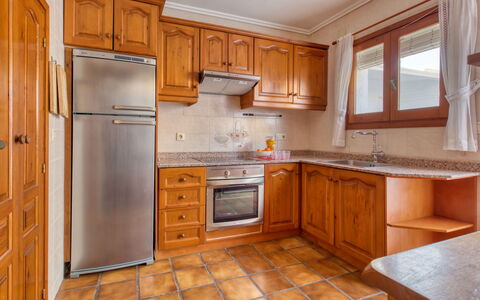 El Arenal: Cabinetry, Countertop, Møbel, Bygning, Køkken, Skuffe, Køkken Apparat, Komfur, Træ, Husholdningsapparat