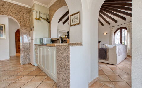 Tana: Countertop, Stueplante, Cabinetry, Træ, Hal, Etage, Gulvbelægning, Køkken, Mursten