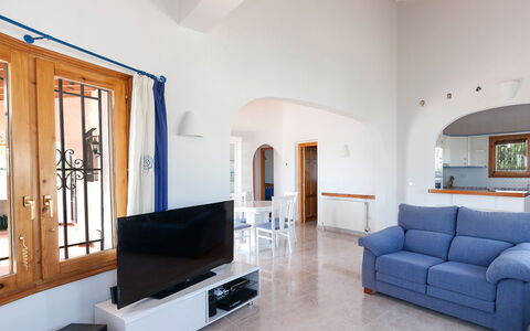 Villa Jilian: Couch, Ejendom, Møbel, Billedramme, Azure, Komfort, Indretning, Stue, Træ, Gulvbelægning