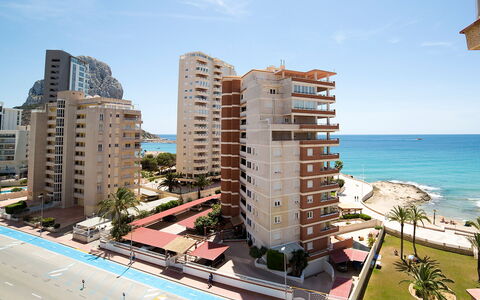 Calpe Calp 342: Himmel, Bygning, Vand, Plante, Daytime, Sky, Højhus, Træ, Svømmepøl, Urban Design