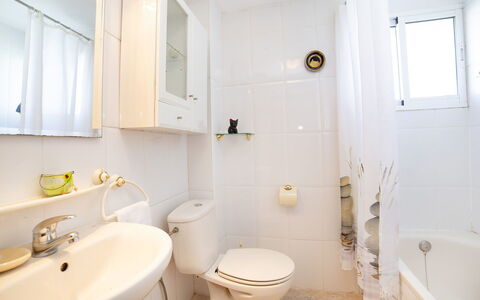 Calpe Calp 342: Tap, Spejl, Sanitærarmatur, Håndvask, Badeværelsesvask, Ejendom, Badeværelsesskab, Purple, Badeværelse, Blå