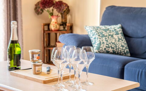Kerdual: Bord, Møbel, Ejendom, Hvid, Grøn, Drinkware, Indretning, Textile, Flaske, Glasservice