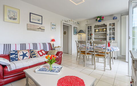 Quiberon 127: Møbel, Indretning, Gulvbelægning, Etage, Couch, Loft, Bord, Stue, Lejlighed, Værelse