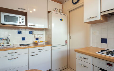 Quiberon 127: Cabinetry, Bygning, Ejendom, Møbel, Countertop, Køkken, Skuffe, Køkken Apparat, Belysning, Træ