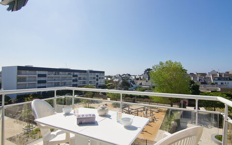 Les Jardins de Bretinio: Bord, Himmel, Bygning, Møbel, Ejendom, Stol, Skygge, Arkitektur, Plante, Udendørs Møbler