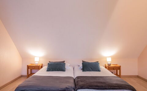Les Jardins de Bretinio: Møbel, Bygning, Komfort, Azure, Træ, Textile, Bed Frame, Indretning, Bord, Seng