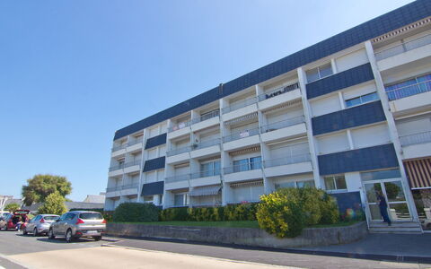 Quiberon 142: Himmel, Bygning, Plante, Ejendom, Hjul, Vindue, Bil, Arkitektur, Urban Design