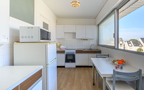 Quiberon 142: Cabinetry, Countertop, Møbel, Håndvask, Køkkenvask, Tap, Vindue, Køkken, Komfur, Træ