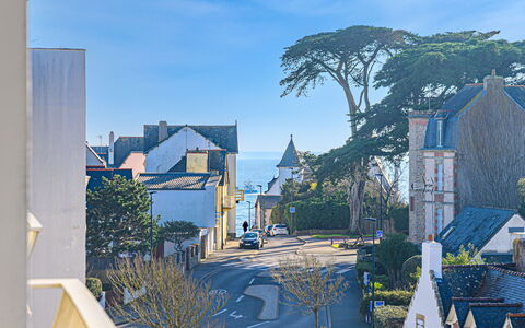 Quiberon 142: Himmel, Ejendom, Sky, Bygning, Azure, Blå, Træ, Urban Design, Vand, Biome