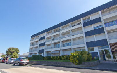 Quiberon 142: Himmel, Bygning, Plante, Ejendom, Hjul, Vindue, Bil, Arkitektur, Urban Design