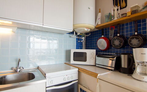 Quiberon 225: Vaskerum, Cabinetry, Køkkenvask, Håndvask, Countertop, Køkken, Køkken Apparat, Vaskemaskine, Husholdningsapparat, Komfur