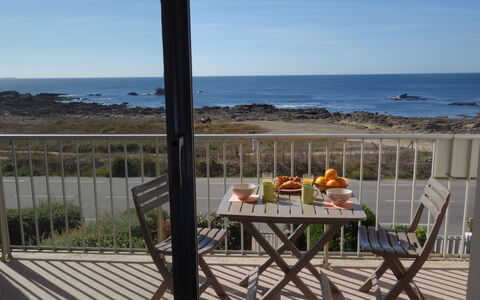 Quiberon 225: Vand, Himmel, Ejendom, Bord, Plante, Stol, Azure, Skygge, Udendørs Møbler, Strand
