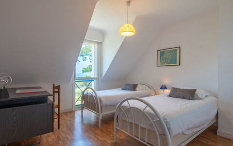 Maison Poul: Møbel, Ejendom, Komfort, Vindue, Bed Frame, Træ, Indretning, Skygge, Seng, Gulvbelægning
