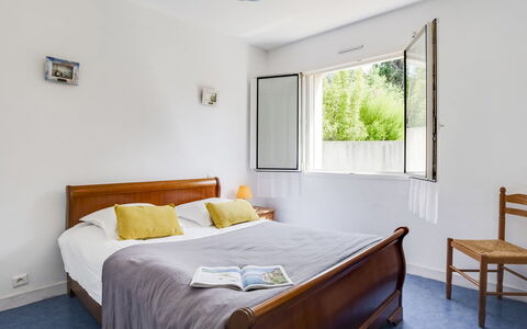 Maison Poul: Møbel, Bygning, Ejendom, Vindue, Komfort, Træ, Skygge, Belysning, Indretning