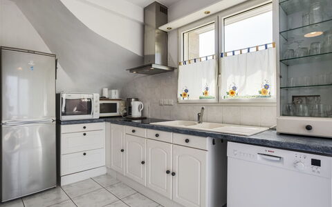 Maison Poul: Countertop, Cabinetry, Tap, Håndvask, Køkkenvask, Møbel, Bygning, Komfur, Køkken, Køkken Apparat
