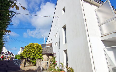 Carnac 142: Himmel, Sky, Plante, Bygning, Urban Design, Vindue, Kvarter, Væg, Boligområde, City