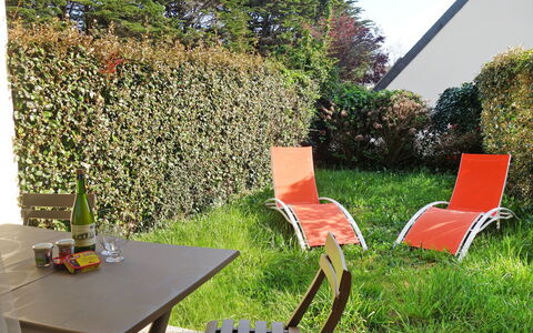 Plein Soleil: Plante, Bord, Møbel, Stol, Himmel, Udendørs Møbler, Udendørs Bord, Græs, Skygge, Fritid