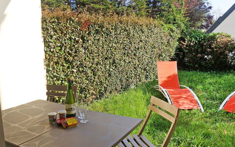Plein Soleil: Bord, Møbel, Plante, Ejendom, Stol, Udendørs Møbler, Græs, Træ, Udendørs Bord, Fritid