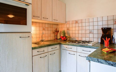 Mer et Soleil: Cabinetry, Countertop, Ejendom, Køkken Apparat, Komfur, Køkken, Bygning, Træ, Håndvask, Skuffe