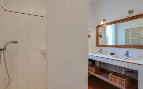 Maison Courlis: Værelse, Ejendom, Badeværelse, Etage, Væg, Flise, Hus, Indretning, Ejendom, Bygning
