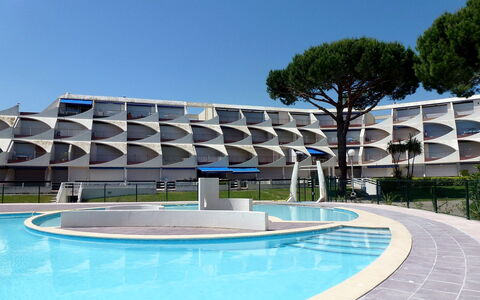 Port Camargue 145: Vand, Himmel, Svømmepøl, Plante, Bygning, Azure, Skygge, Træ, Arkitektur, Udendørs Møbler