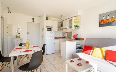 Le Grand Galion 145.2: Møbel, Bord, Bygning, Stol, Orange, Indretning, Gulvbelægning, Cabinetry, Stue, Etage