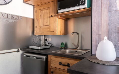 Batiment B: Countertop, Cabinetry, Køkkenvask, Møbel, Håndvask, Tap, Ejendom, Hvid, Køkken, Træ